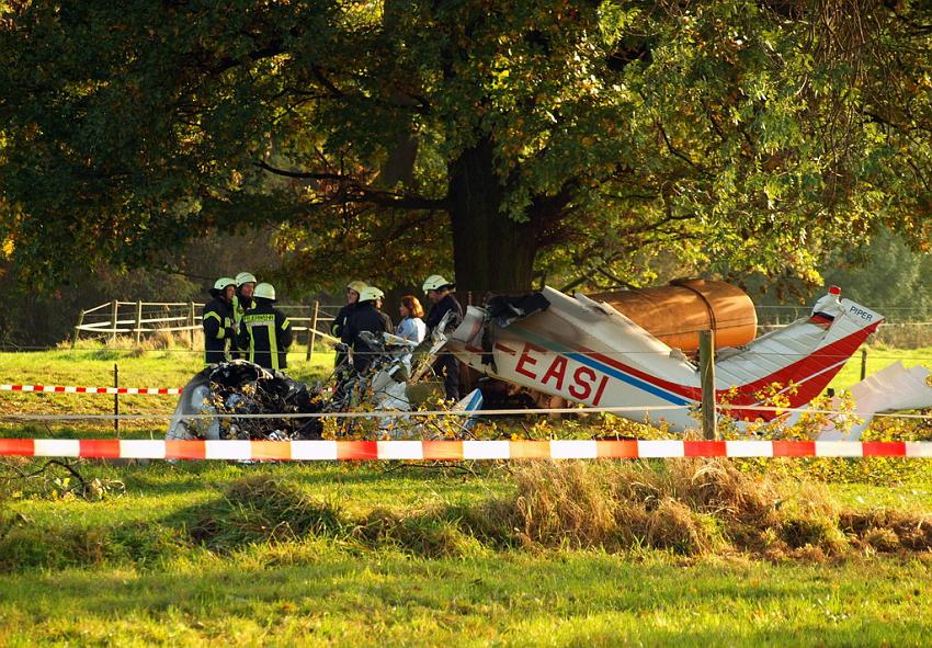 Kleinflugzeug abgestuerzt Sankt Augustin Meindorf P090.JPG